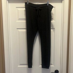 NWT Beyond Yoga waffle charcoal Drawstring women’s jogger size M